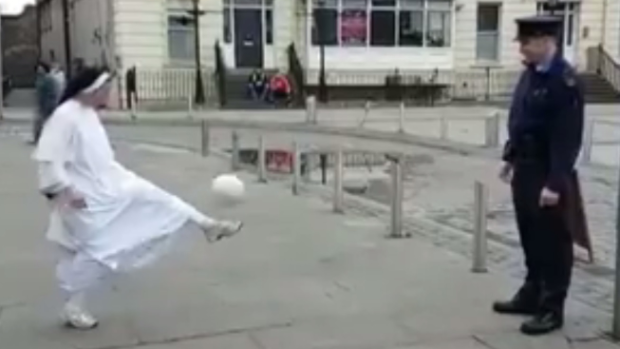 Shihni çfarë di të bëj kjo murgeshë me top (VIDEO)