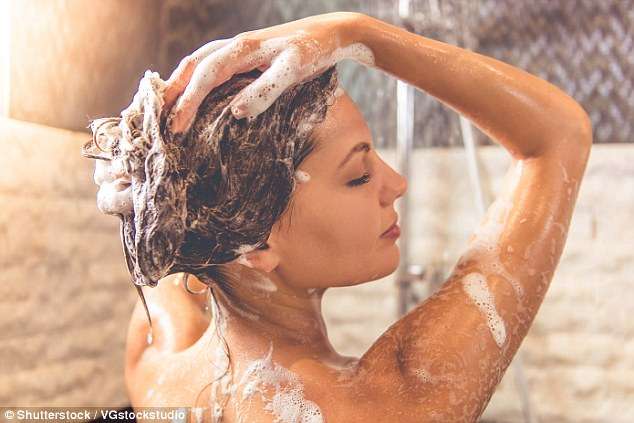 Kimikatet në shampoo mund të shkaktojnë kancer