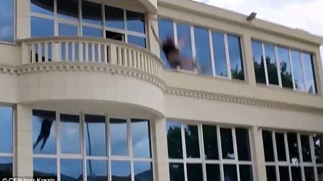 Shefi hidhet nga ballkoni, mashtrim për punonjësit (VIDEO)