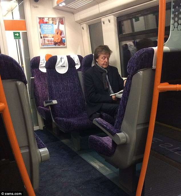 Legjenda e Beatles udhëton me tren