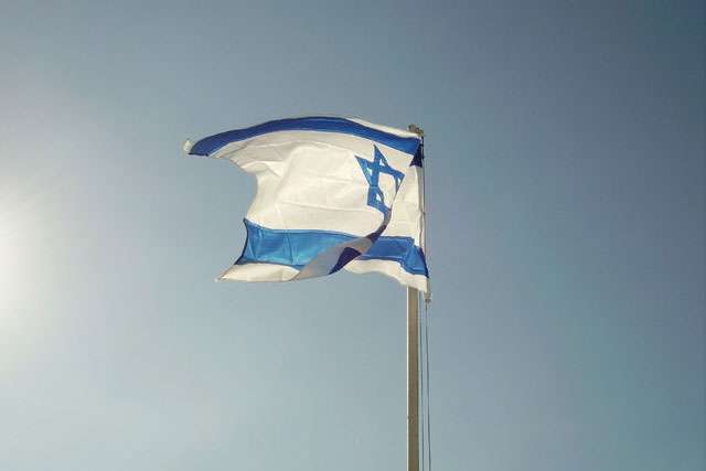 Izraeli sulmon me raketa një bazë të Hamasit