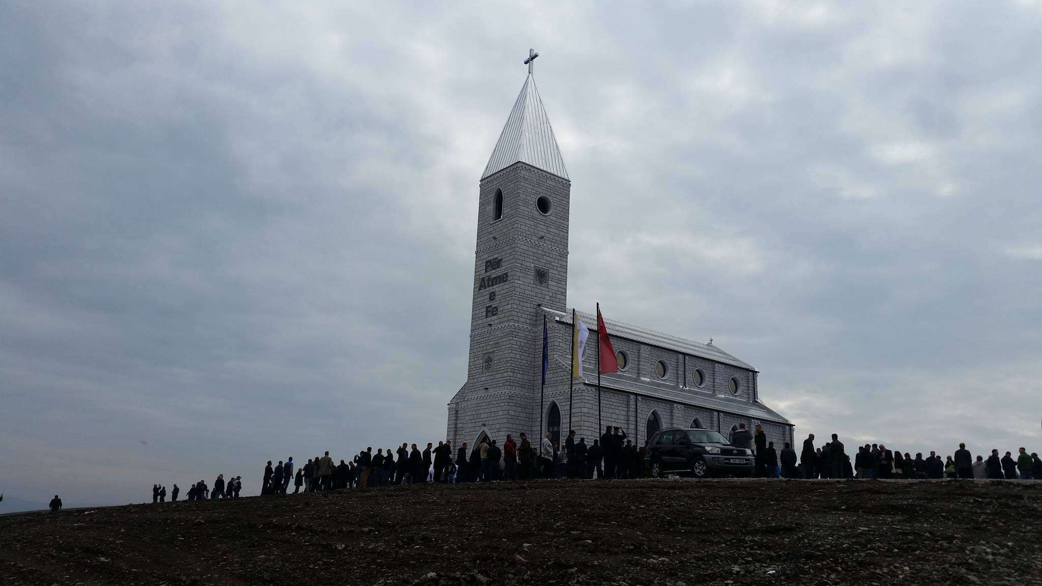 ''Shën Nënë Tereza'' mbledh shkrimtarët në kishën e Llapushnikut