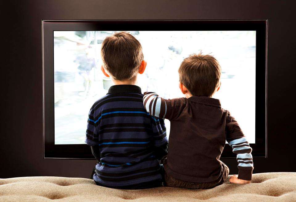 TV në dhomën e gjumit rrit obezitetin tek fëmijët