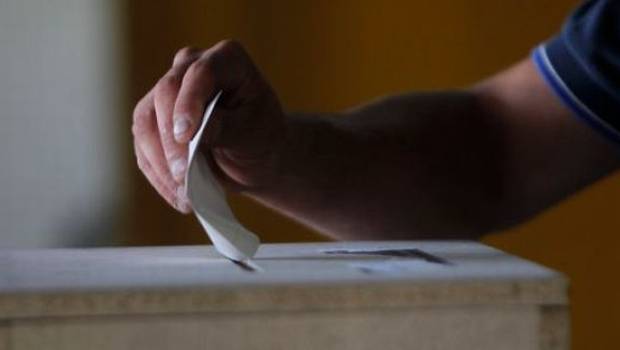 Çfarë po ndodh me këtë kuti votimi? (FOTO)