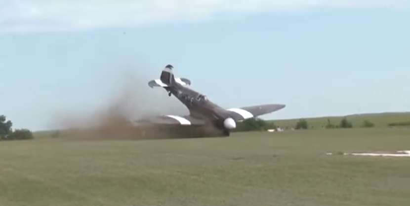 Avioni i Luftës së Dytë Botërore përplaset në një shfaqje ajrore (VIDEO)