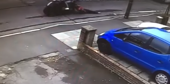 Shokuese: Refuzon ta lëshojë çantën, hajdutët e tërheqin zvarrë në rrugë (VIDEO)