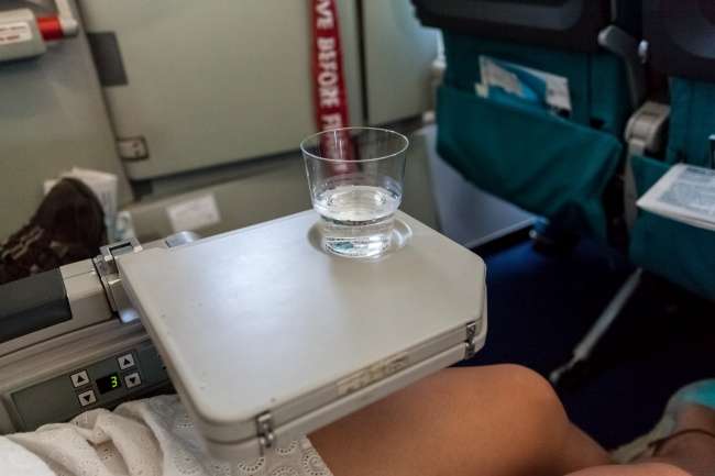 Mos pini ujë në aeroplan, ja arsyeja