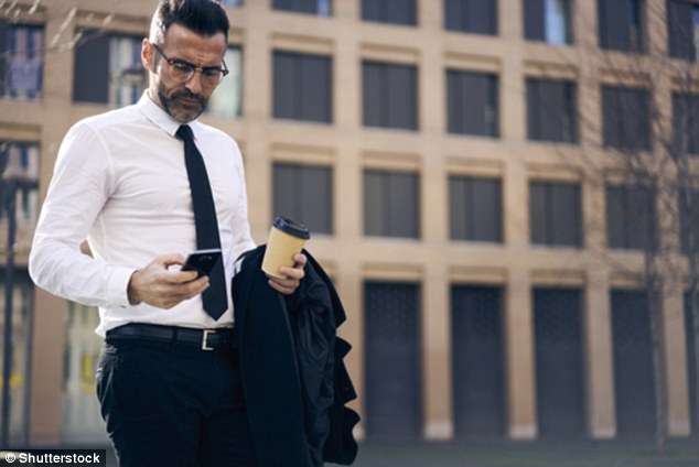 Telefonat e mençur po i bëjnë njerëzit të ecin si pensionistë