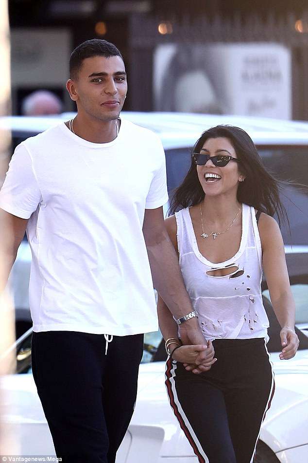 Kourtney bashkohet me të dashurin