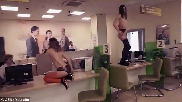 E shërbyen dobët në bankën ruse, klienti u sjell valltare (VIDEO)