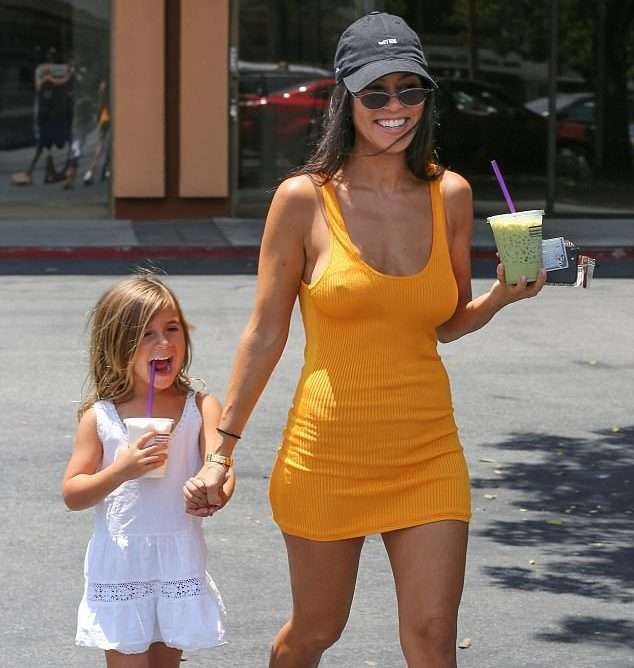 Një nënë me trup si të Kourtney Kardashian (FOTO)
