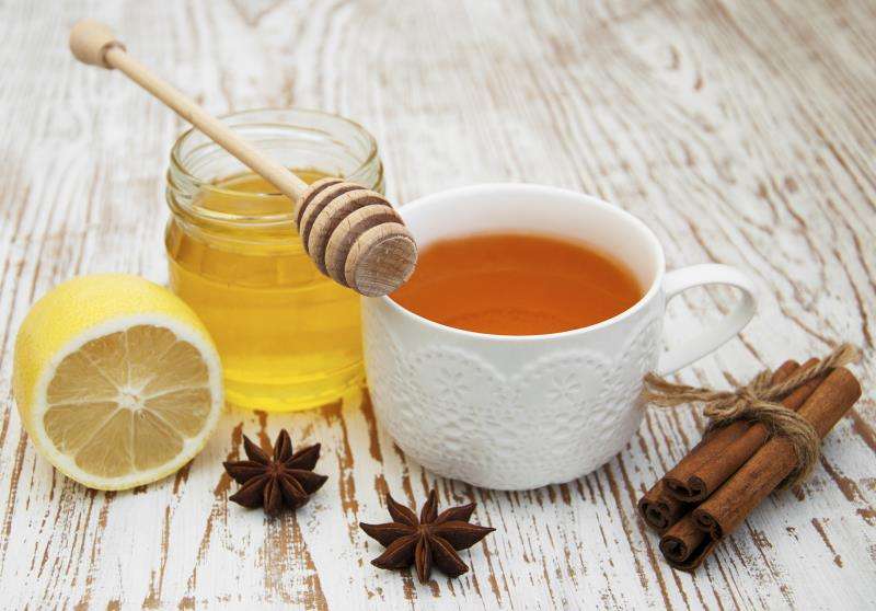 Humbni peshë me mjaltë, limon e kanellë