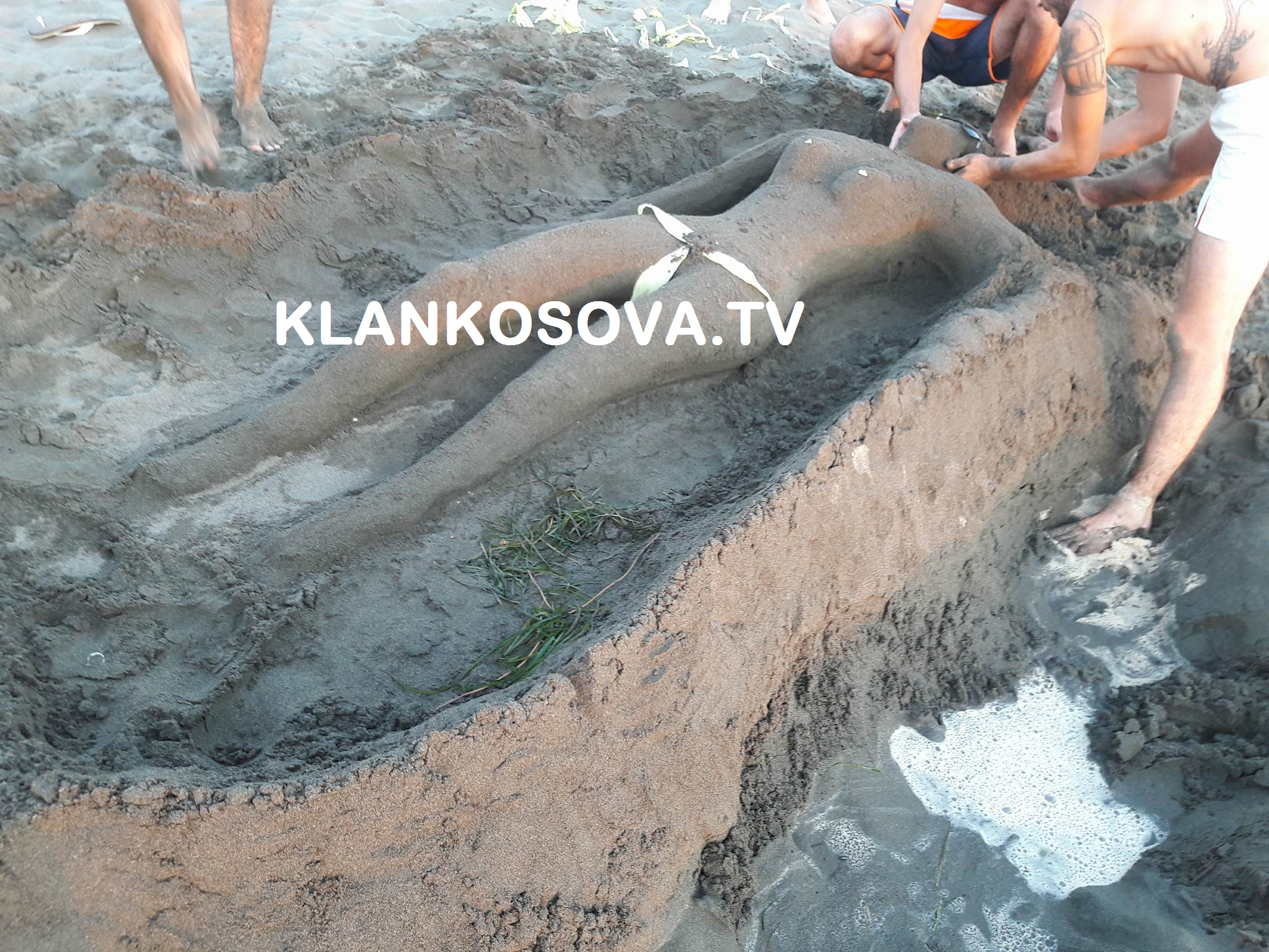 Gruaja prej rëre në bregdetin shqiptar (VIDEO)