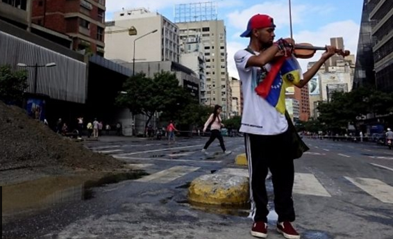 Violinisti venezuelas lëndohet rëndë në protestat e dhunshme (VIDEO)