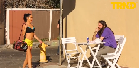 Meshkujt çmenden nga vajza që ha banane (VIDEO)