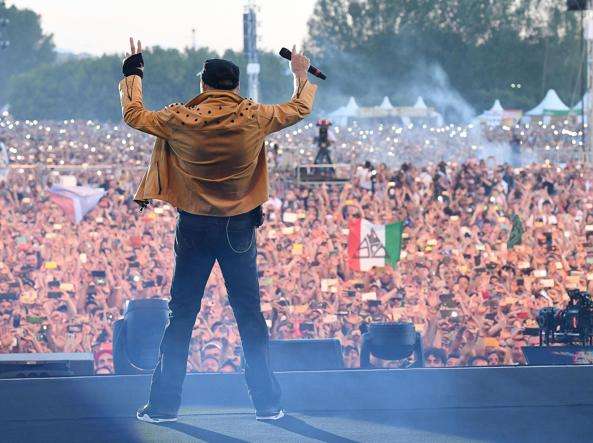 Vasco Rossi mban koncertin më të madh në botë (VIDEO)