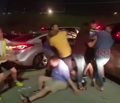 Rrahje si kjo, zor që keni parë (VIDEO)