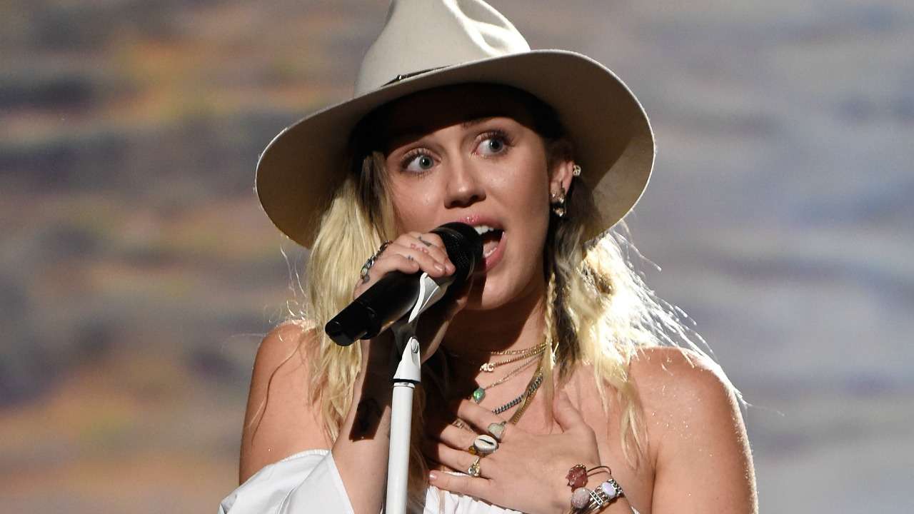 Miley thotë se puthja e saj e parë ishte me një vajzë
