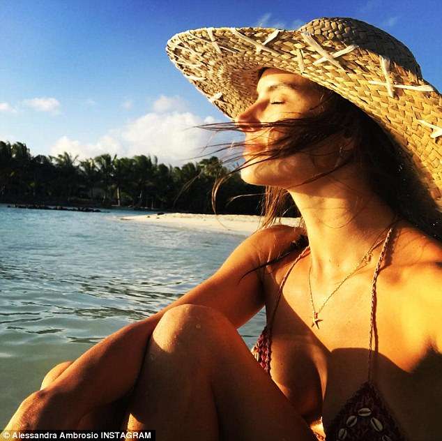 Supermodelja e famshme shijon pushimet në Bora Bora (FOTO)