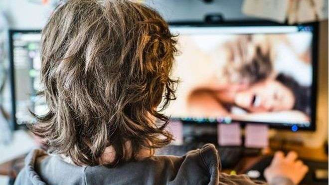 Natyra seksiste tek meshkujt formohet nga ekspozimi i hershëm ndaj pornografisë