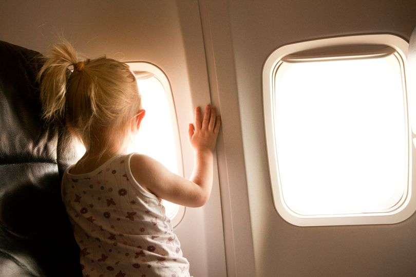 Pse aeroplanët kanë vrima të vogla në dritaret e tyre?