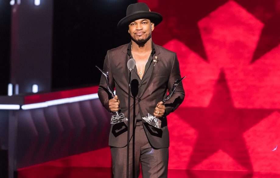 Ne-Yo befason një person në karaoke (VIDEO)