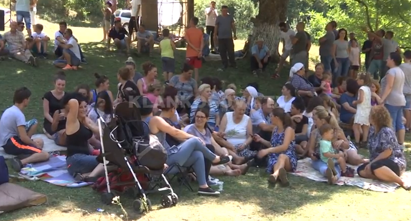 Familja Bega mbledh farefisin (VIDEO)
