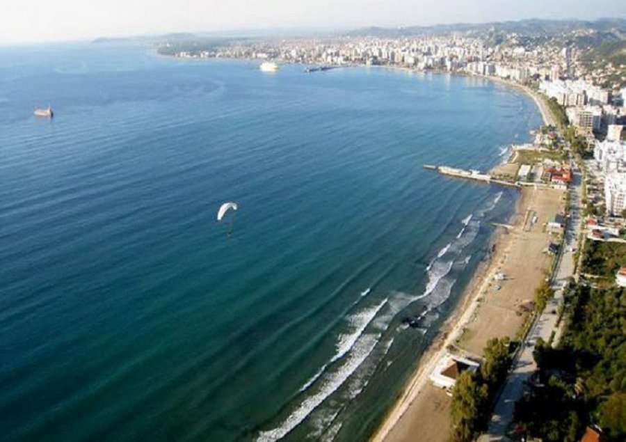 Shqipëri: Policia dhe Delta Forcë ndalojë qytetarët të bëjnë plazh në bregdetin e jugut