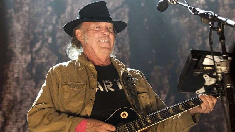 ''Hitchhiker'' rikthen këngët e Neil Young (VIDEO)