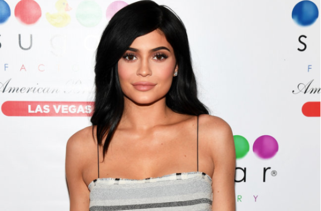Kylie përgjegjëse për rritjen e numrit të vajzave që kanë mbushur buzët
