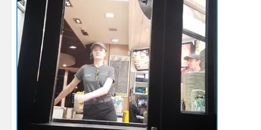 Punëtorja e McDonald's vallëzon me muzikën e klientëve (VIDEO)
