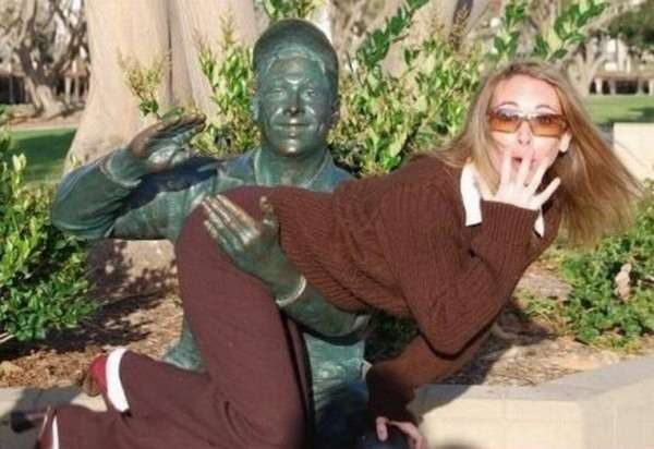 Fotografi qesharake me statuja (FOTO)