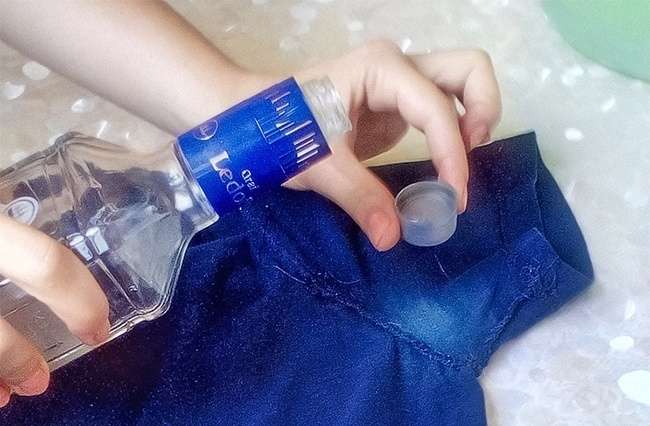 Si ti largoni njollat e deodorantit nga rrobat tuaja?