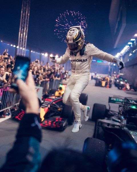 Mercedesi i Hamilton triumfon në Singapore GP (FOTO)