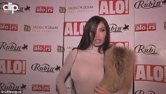 Kameramani nuk i ndahet gjoksit të modeles serbe (VIDEO)
