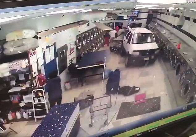 74 vjeçari aksidentohet në market, lë të plagosur gjashtë punëtorë stafi (VIDEO)