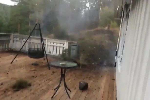 Njeriu xhiron momentin kur rrufeja godet tarracën e shtëpisë së tij (VIDEO)