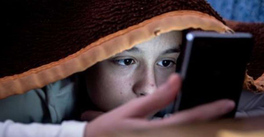 U jepni fëmijëve një smartphone? Është njësoj si t’u jepni kokainë