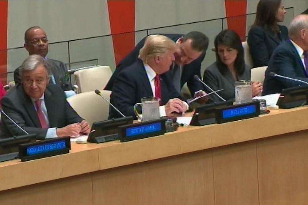 A i kërkoi Daçiq autograf Trumpit (VIDEO)?