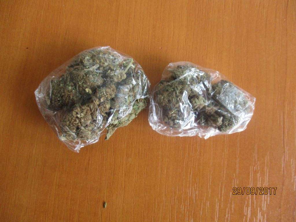 Konfiskohen armë të ftohta e drogë në shkollat e Podujevës