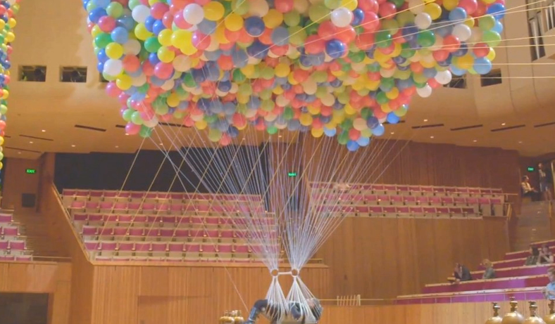 Nëntë orë në ajër me ndihmën e balonave (VIDEO)