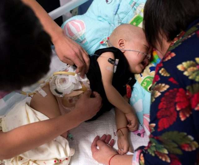 E dhimbshme: Nëna braktis vogëlushin pasi u diagnostikua me kancer