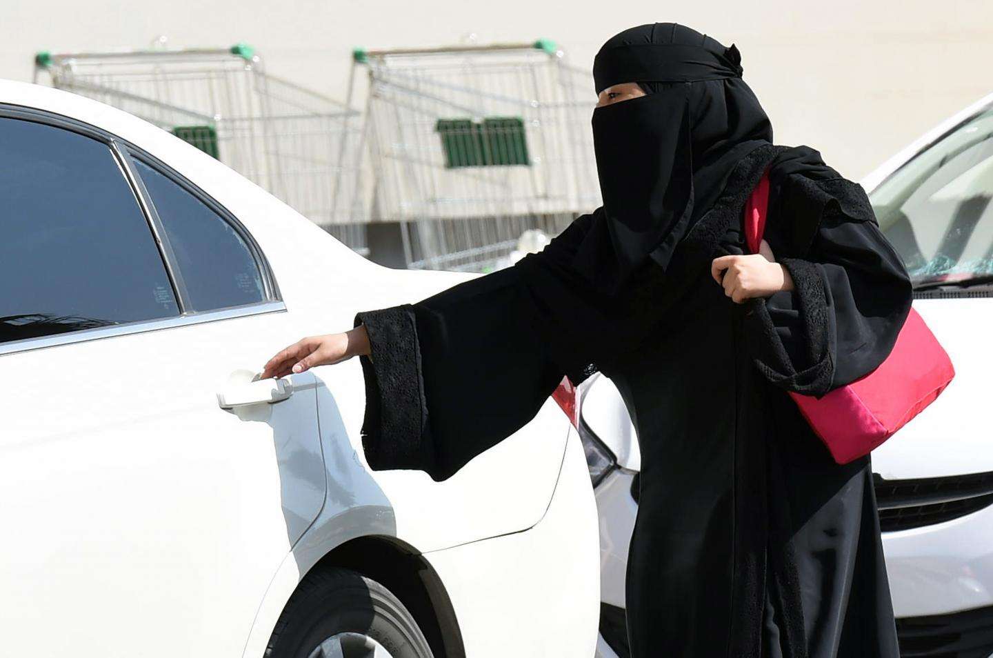 Gratë e Arabisë Saudite mund të ngasin makinën, por nuk u lejohen këto gjëra
