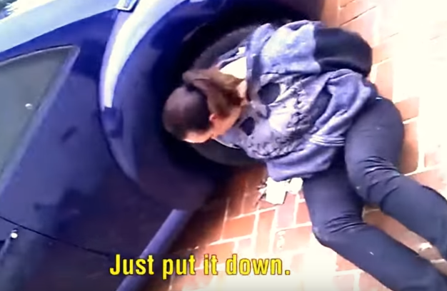 Policia ia thyen këmbën, gruaja do të shpërblehet (VIDEO)