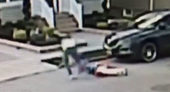 Momenti kur një person sulmon dhe grabit një grua (VIDEO)
