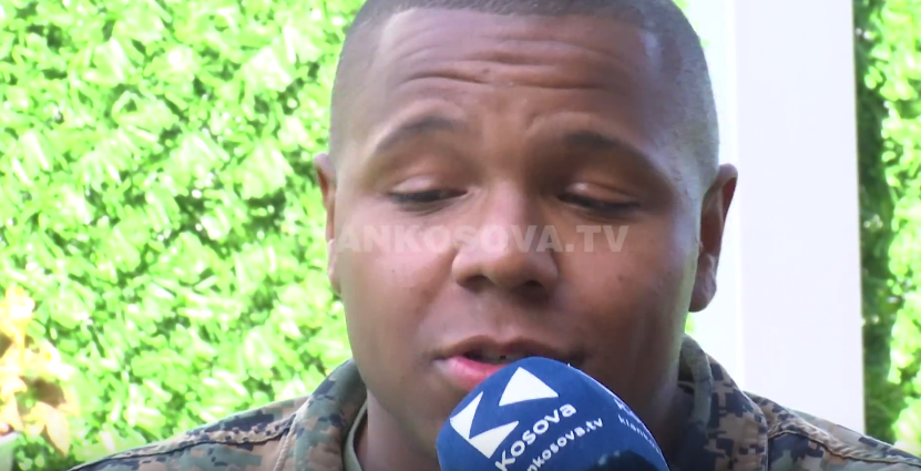 Flet amerikani që këndon shqip (VIDEO)