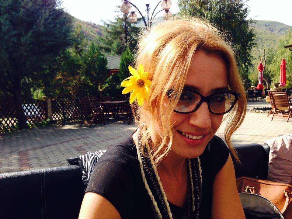 Aktorja kosovare, Shpend Ahmetit: Mos na e ofendo inteligjencën me autobusët