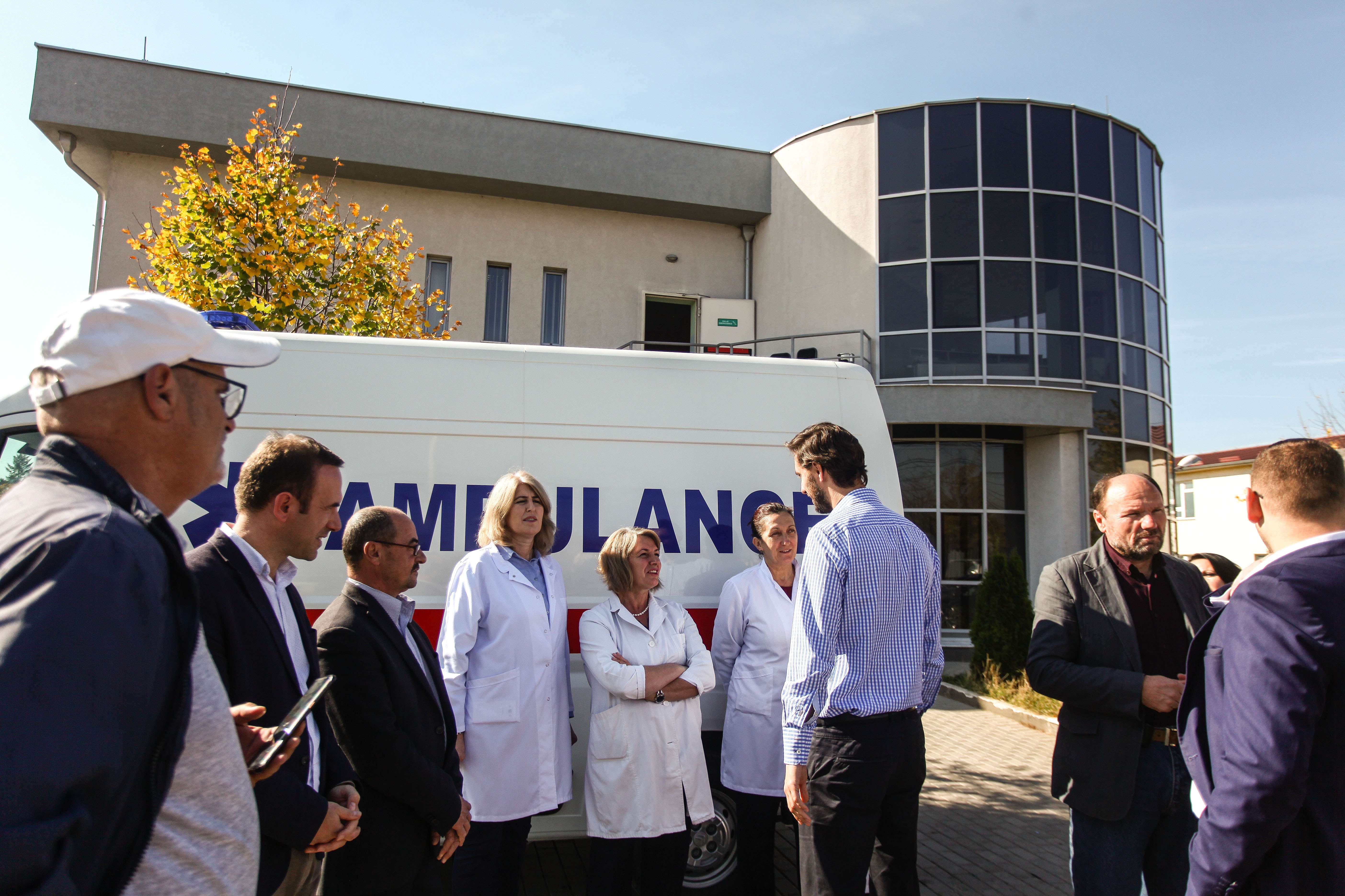Ismaili dorëzoi autoambulancat e reja në Vushtrri, Klinë dhe Deçan
