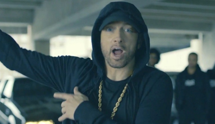 Eminem kushtëzon fansat: O unë, o Trump!