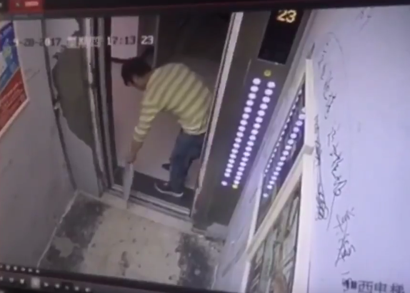 Tentoi ta mbante ashensorin, por ja çfarë i ndodhi (VIDEO)